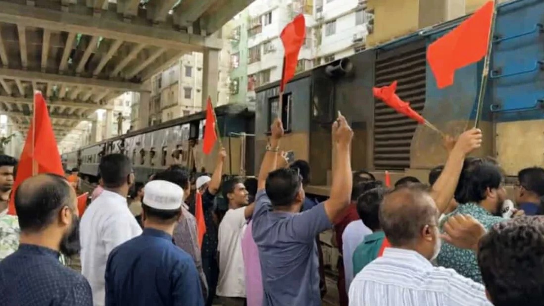 ‘বৃহত্তর সিলেটবাসী’ ব্যানারে ঢাকায় ট্রেন আটকে বিক্ষোভ